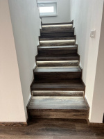  Schody-z-vinylu-BUKOMA-CLICK-Dub-Tmavy s LED